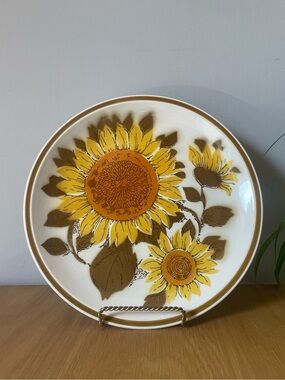 Vintage 1970s Mikasa Cera-Stone Sun Blaze Sunflower Dinner Plate 10.5”